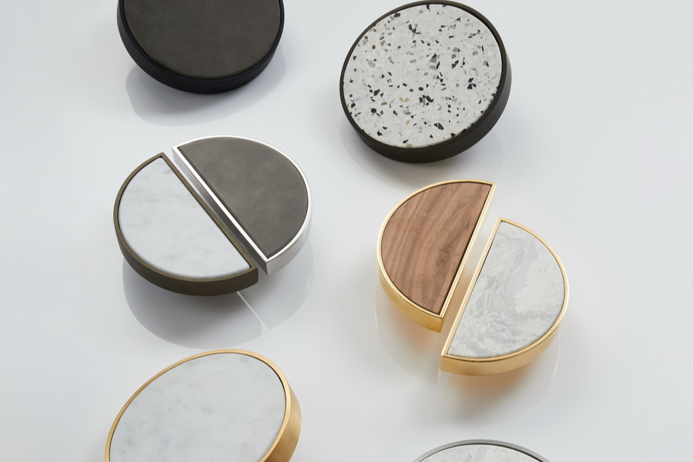 giro: circular form, refined in metal